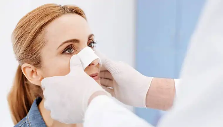 چسب زدن بعد از عمل بینی